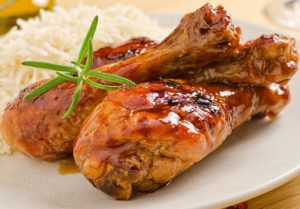 Le poulet grillé à la moutarde au miel est un poulet grillé tendre et juteux recouvert d'une sauce sucrée et piquante avec une touche d'épice. C'est simple à préparer et tellement savoureux. Les saveurs fraîches et parfaitement équilibrées de la moutarde au miel seront un incontournable de vos projets de barbecue d'été ! Les saveurs de moutarde au miel sont vraiment si parfaites pour l'été que je me retrouve à vouloir utiliser la sauce encore et encore. Afin de mélanger un peu mon menu, je fais aussi du poulet crémeux à la moutarde au miel ou une casserole de poulet et légumes à la moutarde au miel.