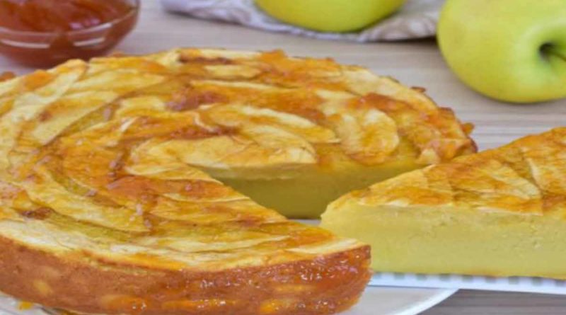 Tarte aux pommes moelleuses avec semoule et farine Une recette incroyablement légère et super délicieuse pour une tarte aux pommes à la semoule. Mélangez simplement tous les ingrédients ensemble et faites cuire en couches avec des pommes dans le moule. Le résultat est une tarte aux pommes moelleuse qui vous invite à vous attarder avec une tasse de thé.