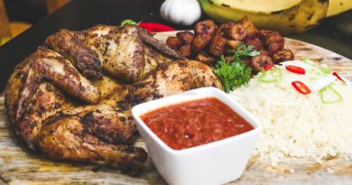 L'attiéké (couscous de manioc) est sans doute la recette la plus populaire en Côte d'Ivoire, notamment à Abidjan. A déguster avec au choix du poisson ou du poulet braisé, il est servi avec des plantains frits (alloco) et une salade de tomates, concombre et oignons. L'attiéké se mange aussi traditionnellement en accompagnement de poulet, viande ou de poisson… souvent avec une sauce (claire ou graine) dans la partie sud de la Côte d'ivoire. C'est une recette facile à préparer et délicieuse sans gluten… Histoire de faire un petit tour de l'Afrique de l'Ouest sans sortir de sa cuisine.