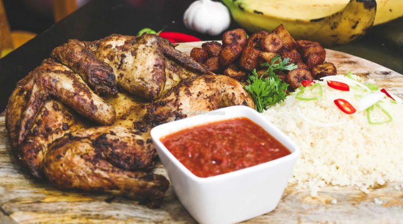 L'attiéké (couscous de manioc) est sans doute la recette la plus populaire en Côte d'Ivoire, notamment à Abidjan. A déguster avec au choix du poisson ou du poulet braisé, il est servi avec des plantains frits (alloco) et une salade de tomates, concombre et oignons. L'attiéké se mange aussi traditionnellement en accompagnement de poulet, viande ou de poisson… souvent avec une sauce (claire ou graine) dans la partie sud de la Côte d'ivoire. C'est une recette facile à préparer et délicieuse sans gluten… Histoire de faire un petit tour de l'Afrique de l'Ouest sans sortir de sa cuisine.