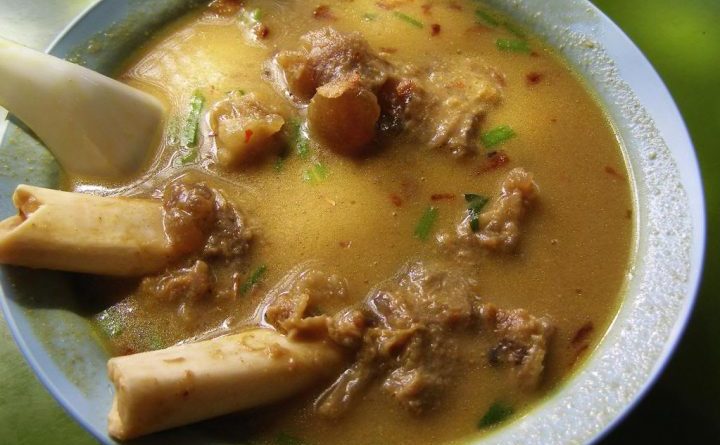 La soupe de mouton à base d'os de mouton est une recette de soupe saine pour les hivers avec une texture liquide et chaude. La soupe saine sans légumes garde la température du corps au chaud. Cette soupe est bonne à boire le matin, le midi comme le soir. C'est simple et rapide à faire de la soupe avec des os dans une cocotte-minute. La première chose et la plus importante est de choisir du mouton avec des os qui donne une saveur très juteuse et rend la soupe délicieuse et juteuse à consommer. La soupe contient du mouton, des herbes et des épices et pas trop d'ingrédients. Il suffit d'ajouter quelques ingrédients tels que du sel, du poivre noir, des oignons émincés, des herbes telles que des feuilles de coriandre, de l'eau, de la pâte d'ail au gingembre et quelques ingrédients simples pour garder la soupe de mouton légère et non épicée. La soupe de mouton avec des os doit être bien cuite sous pression afin d'obtenir une saveur très moelleuse dans l'eau, puis la rendre facile à boire ou peut également être servie avec du pain. La simple cuisson sous pression du mouton avec les épices requises donne une soupe très délicieuse qui doit être consommée chaude.