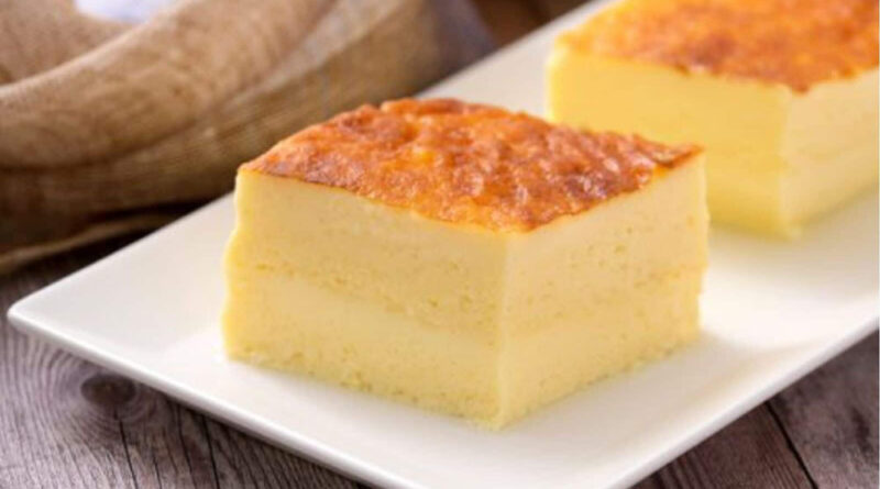 Ceci est un gâteau blanc délicat. La crème épaisse est utilisée à la place du beurre.