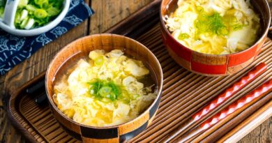 Kaki tamajiru est une soupe à base d’œufs brouillés légèrement épaissie avec de la fécule de pomme de terre et à de l'eau. C'est l'une des soupes aux œufs de style japonais, également souvent préparée à la maison. Lorsque vous entendez la soupe aux œufs, vous vous souvenez peut-être du plat chinois. La méthode de cuisson est presque la même comparée à la soupe chinoise, Kaki tamajiru a un goût léger. C’est très facile à faire et la préparation est très rapide.