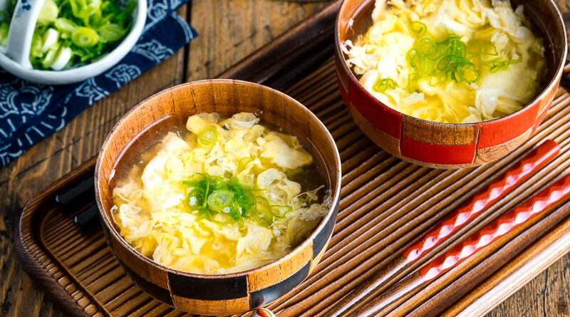 Kaki tamajiru est une soupe à base d’œufs brouillés légèrement épaissie avec de la fécule de pomme de terre et à de l'eau. C'est l'une des soupes aux œufs de style japonais, également souvent préparée à la maison. Lorsque vous entendez la soupe aux œufs, vous vous souvenez peut-être du plat chinois. La méthode de cuisson est presque la même comparée à la soupe chinoise, Kaki tamajiru a un goût léger. C’est très facile à faire et la préparation est très rapide.