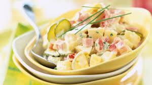 Salade de Pommes de Terre Piémontaise La salade piémontaise est un mélange de pommes de terre, de tomates, d'œufs durs, de cornichons et de cervelas assaisonnés de mayonnaise.