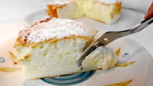 Ceci est un gâteau blanc délicat. La crème épaisse est utilisée à la place du beurre.