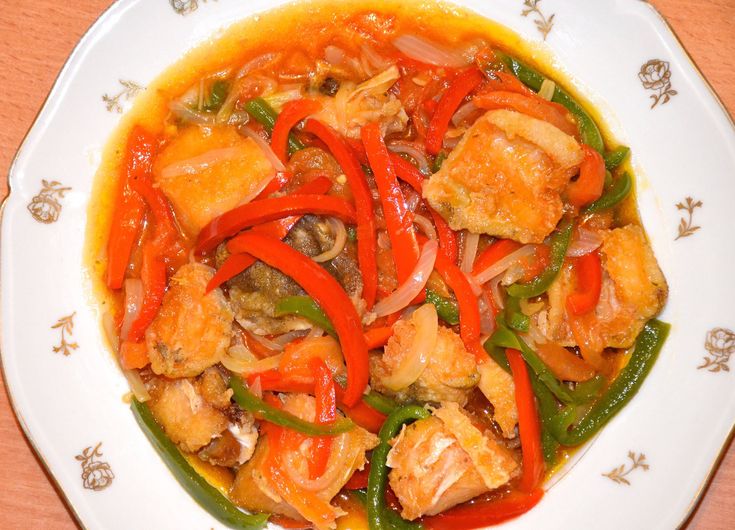 Une recette typiquement congolaise le poisson salé (Makayabou) aux légumes.