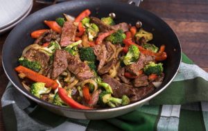 Sauté de bœuf rapide et facile. Je le fais les soirs de semaine les plus occupés. Besoin d'utiliser certains de vos restes de légumes et d'autres ingrédients de base du garde-manger ? Ne cherchez pas plus loin qu'un sauté de bœuf classique. Ce sauté de bœuf et de brocoli se prépare en seulement 25 minutes et ne nécessite que des ingrédients que vous avez probablement déjà. Et si vous ne le faites pas ? Vous pouvez simplement les ignorer !