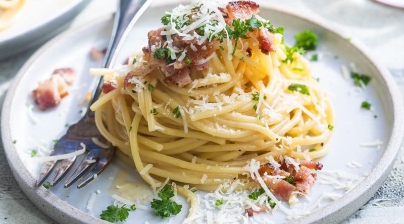 Spaghetti Carbonara Ce plat est une charcuterie œuf-bacon-et-fromage-sur-un-rouleau qui a été transformée en pâtes, fantaisiste, fétichisée et transformée en une tradition italienne qui, comme de nombreuses traditions italiennes inviolées, est en fait beaucoup moins ancienne que le Mayflower . Parce que l'Amérique a peut-être contribué à sa création, la carbonara est la pièce A du va-et-vient entre l'Italie et les États-Unis en matière de nourriture.