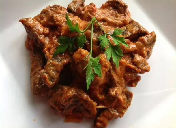 C'est une simple sauce au beurre de cacahuète que vous mélangez au bifteck de flanc cuit. C'est ça! Sans oublier à quel point c'est savoureux. La subtile sauce aux arachides sucrées se marie si bien avec les tranches de bœuf croustillantes, et lorsque vous arrosez cette sriracha, c'est la perfection absolue.