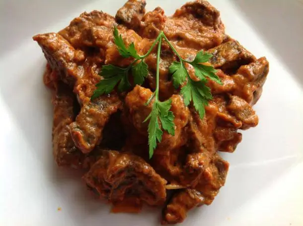 C'est une simple sauce au beurre de cacahuète que vous mélangez au bifteck de flanc cuit. C'est ça! Sans oublier à quel point c'est savoureux. La subtile sauce aux arachides sucrées se marie si bien avec les tranches de bœuf croustillantes, et lorsque vous arrosez cette sriracha, c'est la perfection absolue.