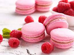 Comment faire des macarons Ce n'est jamais un mauvais moment pour le dessert. Biscuits, gâteaux, tartes, etc. Mais parfois, vous devez le changer avec quelque chose d'un peu plus sophistiqué : entrez les macarons. Ils peuvent sembler intimidants, mais avec notre guide facile à suivre, ils n'ont pas à l'être. Et vous pouvez les personnaliser ! Envie de variété ? Utilisez différents types de colorants alimentaires. Vous préférez un glaçage aromatisé différent ? Ajoutez un peu d'extrait de lavande pour une sensation florale. Une bouchée, et vous vous sentirez vous-même à Paris.