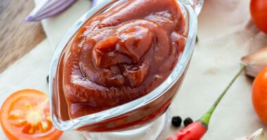 Ketchup Maison Évitez les trucs en bouteille et apprenez à faire du ketchup à la maison. Cette recette la mieux notée est appréciée par la communauté pour plusieurs raisons : elle est incroyablement facile (grâce à votre fidèle mijoteuse), elle est préparée avec des aliments de base que vous avez probablement déjà sous la main, et elle est absolument délicieuse.