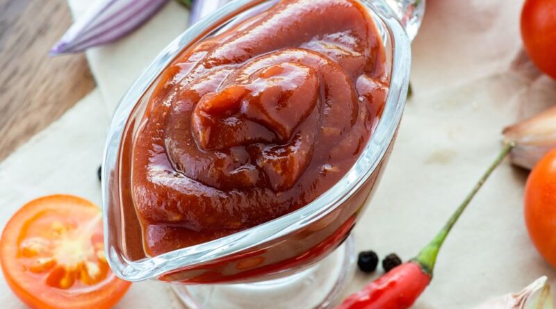 Ketchup Maison Évitez les trucs en bouteille et apprenez à faire du ketchup à la maison. Cette recette la mieux notée est appréciée par la communauté pour plusieurs raisons : elle est incroyablement facile (grâce à votre fidèle mijoteuse), elle est préparée avec des aliments de base que vous avez probablement déjà sous la main, et elle est absolument délicieuse.