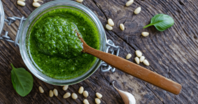 Le pesto fait maison est l'une des meilleures façons de profiter d'une abondance de basilic frais. Il est excellent sur les pâtes, les pommes de terre au four, la pizza ou le pain. Faites-le en seulement 15 minutes!