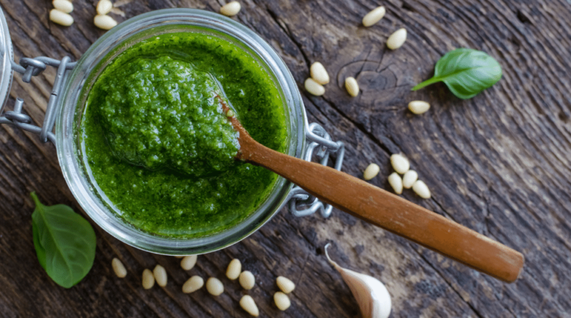 Le pesto fait maison est l'une des meilleures façons de profiter d'une abondance de basilic frais. Il est excellent sur les pâtes, les pommes de terre au four, la pizza ou le pain. Faites-le en seulement 15 minutes!