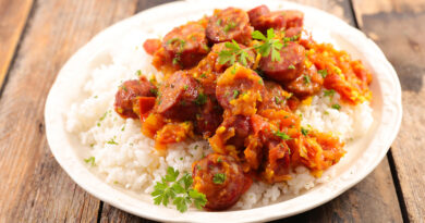 SAUCISSE ROUGAIL (ROUGAILLE) Saucisse Rougail (également connu sous le nom de rougaille ou rougail saucisse) est un riche ragoût de tomates, fait avec des saucisses et des épices aromatiques et mijoté à feu doux. Ce ragoût a une saveur complexe et délicieuse dont vous tomberez amoureux! Le rougail saucisse est une recette consommée à Maurice et à La Réunion (petite île située à l'est du continent africain).