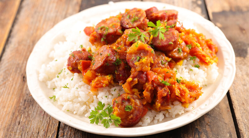 SAUCISSE ROUGAIL (ROUGAILLE) Saucisse Rougail (également connu sous le nom de rougaille ou rougail saucisse) est un riche ragoût de tomates, fait avec des saucisses et des épices aromatiques et mijoté à feu doux. Ce ragoût a une saveur complexe et délicieuse dont vous tomberez amoureux! Le rougail saucisse est une recette consommée à Maurice et à La Réunion (petite île située à l'est du continent africain).