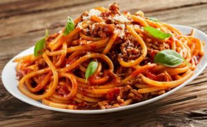 Des spaghettis et une sauce à la viande faciles à préparer pour les soirs de semaine, entièrement faits à partir de zéro. Utilisez du bœuf haché, de la dinde, du porc, du poulet ou de l'agneau pour préparer cette recette simple de spaghettis. Passez à la recette de spaghettis à la sauce à la viande.