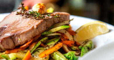 Ventrèche de Thon Grillé Améliorez votre jeu de barbecue avec ventrèche de Thon Grillé! Mariné dans une sauce sucrée et salée et cuit sur des charbons ardents à la perfection, c'est un plaisir assuré pour la foule. Délicieux en entrée ou en plat principal ! Vous cherchez de délicieuses idées pour votre prochain festival de grillades ? Ce ventre de thon grillé doit figurer sur votre liste !