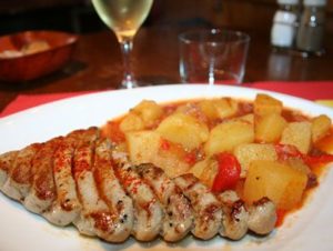 Ventrèche de Thon Grillé Améliorez votre jeu de barbecue avec ventrèche de Thon Grillé! Mariné dans une sauce sucrée et salée et cuit sur des charbons ardents à la perfection, c'est un plaisir assuré pour la foule. Délicieux en entrée ou en plat principal ! Vous cherchez de délicieuses idées pour votre prochain festival de grillades ? Ce ventre de thon grillé doit figurer sur votre liste ! Que ce soit en apéritif avec une bière glacée ou en plat principal servi avec du riz cuit à la vapeur, vous trouverez le délicieux mélange de saveurs sucrées et l'arôme fumé difficile à résister !