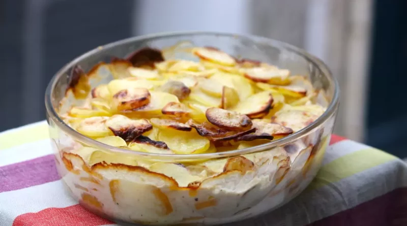 Pommes de terre gratinées à la crème La sauce au fromage crémeuse et les pommes de terre tendres de ce plat français classique se combinent pour créer une expérience délicieusement addictive. C'est un excellent plat d'accompagnement avec une longe de porc rôtie ou un filet de bœuf. Ajoutez une salade verte et du pain français, et vous avez trouvé le chemin magique vers le cœur d'un homme. Pour éviter les grumeaux dans votre sauce, ajoutez le lait petit à petit en mélangeant la farine et le beurre. Expérimentez avec différents fromages pour varier.