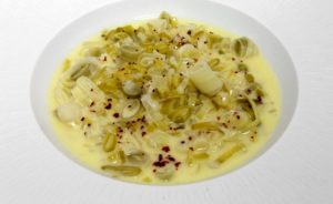 La fondue de poireaux (littéralement "fondue") se compose de poireaux finement tranchés cuits jusqu'à ce qu'ils soient à peine tendres puis mijotés doucement dans la crème jusqu'à épaississement. L'objectif est de garder le vert frais des poireaux tout juste cuits mais avec une belle consistance moelleuse et fondante. Cela peut être un plat d'accompagnement ou un ingrédient dans de nombreuses recettes différentes.