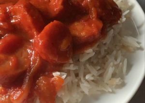 SAUCISSE ROUGAIL (ROUGAILLE) Saucisse Rougail (également connu sous le nom de rougaille ou rougail saucisse) est un riche ragoût de tomates, fait avec des saucisses et des épices aromatiques et mijoté à feu doux. Ce ragoût a une saveur complexe et délicieuse dont vous tomberez amoureux! Le rougail saucisse est une recette consommée à Maurice et à La Réunion (petite île située à l'est du continent africain). Rougail signifie "une combinaison de condiments et d'épices" utilisée dans la cuisine créole, très appréciée dans cette région. On l'appelle Rougail à La Réunion et Rougaille à l'Ile Maurice. Le rougail consiste en un ragoût à base de tomates aromatisé aux épices aromatiques et mijoté à feu doux pendant un certain temps, afin que les saveurs puissent vraiment se fondre. Le résultat est un ragoût incroyablement délicieux avec des notes d'épices différentes qui fonctionnent parfaitement !