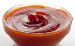Le ketchup est un condiment à base de tomate qui est principalement utilisé pour tremper ou tartiner, bien qu'il soit également couramment utilisé comme ingrédient dans d'autres sauces et vinaigrettes. Il est généralement fait avec des tomates, du vinaigre, du sucre, des épices et des assaisonnements.
