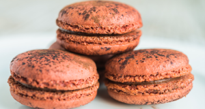 Comment faire des macarons Ce n'est jamais un mauvais moment pour le dessert. Biscuits, gâteaux, tartes, etc. Mais parfois, vous devez le changer avec quelque chose d'un peu plus sophistiqué : entrez les macarons. Ils peuvent sembler intimidants, mais avec notre guide facile à suivre, ils n'ont pas à l'être. Et vous pouvez les personnaliser ! Envie de variété ? Utilisez différents types de colorants alimentaires. Vous préférez un glaçage aromatisé différent ? Ajoutez un peu d'extrait de lavande pour une sensation florale. Une bouchée, et vous vous sentirez vous-même à Paris.