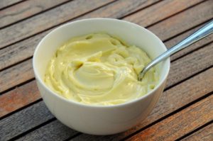 Mayonnaise maison infaillible Comment faire une mayonnaise en moins de 10 minutes ! L'utilisation d'œufs entiers au lieu du jaune rend cette recette de mayonnaise maison pratiquement infaillible et très facile. Passer à la recette de mayonnaise aux œufs entiers.