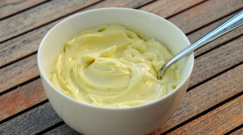Mayonnaise maison infaillible Comment faire une mayonnaise en moins de 10 minutes ! L'utilisation d'œufs entiers au lieu du jaune rend cette recette de mayonnaise maison pratiquement infaillible et très facile. Passer à la recette de mayonnaise aux œufs entiers.
