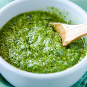 Le pesto fait maison est l'une des meilleures façons de profiter d'une abondance de basilic frais. Il est excellent sur les pâtes, les pommes de terre au four, la pizza ou le pain. Faites-le en seulement 15 minutes! Chaque année, nous plantons du basilic et chaque année, les plantes poussent si bien que nous ne pouvons pas l'épuiser assez vite. Que faire? Pesto de basilic, bien sûr ! Voici une recette simple.