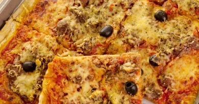 Faites une pizza parfaite à la maison avec cette recette de pizza maison classique, comprenant une recette de pâte à pizza, des suggestions de garniture et des instructions étape par étape .