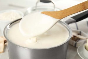 Sauce blanche ou sauce béchamel C'était l'une des premières leçons des cours d'économie domestique; invariablement blanc et pâteux, il enrobait bien des plats fades. Lorsqu'il est bien fait, cependant, il a sa place dans les plats intimes et crémeux, faisant souvent s'étirer les restes ou donnant une nouvelle vie aux aliments cuits. Et il est important comme base pour les soufflés. Le terme français pour cette sauce blanche moyennement épaisse est la béchamel. Le moyen infaillible d'obtenir une sauce parfaitement lisse est d'avoir le lait chaud lorsqu'il est ajouté au beurre et à la farine. Il utilise un pot supplémentaire, mais à mesure que vous devenez plus compétent, cette mesure de précaution peut ne pas être nécessaire.