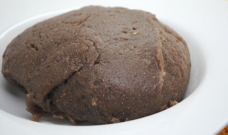 Amala est un repas traditionnel nigérian consommé par le groupe ethnique Yoruba dans les États de l'ouest du pays. Il est fabriqué à partir de farine de plantain non mûre, de farine d'igname et/ou de farine de manioc. En tant que plat nigérian populaire, il est difficile d'aller dans l'un des bukkas locaux de Lagos ou d'Ibadan sans voir ce plat au menu. La belle chose à propos de ce spécial Yoruba est qu'il est rapide et facile à préparer, mais si vous ne faites pas attention, vous pourriez vous retrouver avec des grumeaux qui le rendent peu attrayant à manger. Si vous avez du mal à faire de l'Amala sans grumeaux, moelleux et lisse, détendez-vous car avec cette recette, vous le maîtriserez.