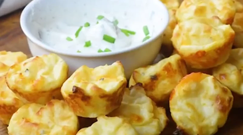 Bouchées de purée de pommes de terre au fromage Une délicieuse recette de pommes de terre pour les enfants. Les bouchées de purée de pommes de terre sont faites avec des restes de purée de pommes de terre chargées de fromage et de brocoli puis cuites au four. Ce plat d'accompagnement de pommes de terre fait plaisir aux enfants qui mangent leurs légumes ! Sans gluten. Vous cherchez une façon savoureuse d'utiliser les restes de purée de pommes de terre? Nous avons une excellente solution : les bouchées de purée de pommes de terre au fromage. Les enfants adorent les pommes de terre et ces bouchées de pommes de terre sont un excellent moyen d'ajouter des légumes supplémentaires aux repas !