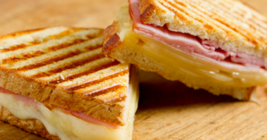 Croque Monsieur est un délicieux sandwich français au jambon et au fromage composé de gruyère, de parmesan, de jambon et d'une simple sauce béchamel, grillé au four. Servir avec une salade verte et une petite tasse de soupe à l'oignon et vous avez le repas parisien parfait ! Cette recette de Croque Monsieur (et mes autres recettes françaises préférées) sont inspirées par les deux voyages en France que j'ai effectués au fil des ans. Vous pouvez trouver un sandwich Croque Monsieur ou Croque Madame sur presque tous les menus des restaurants à Paris.