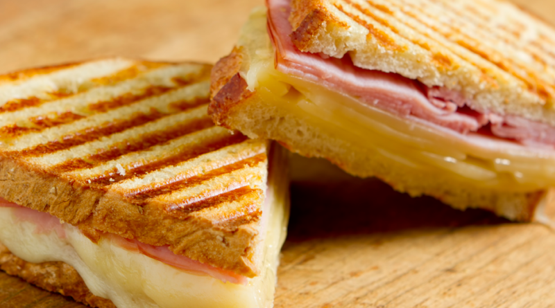 Croque Monsieur est un délicieux sandwich français au jambon et au fromage composé de gruyère, de parmesan, de jambon et d'une simple sauce béchamel, grillé au four. Servir avec une salade verte et une petite tasse de soupe à l'oignon et vous avez le repas parisien parfait ! Cette recette de Croque Monsieur (et mes autres recettes françaises préférées) sont inspirées par les deux voyages en France que j'ai effectués au fil des ans. Vous pouvez trouver un sandwich Croque Monsieur ou Croque Madame sur presque tous les menus des restaurants à Paris.