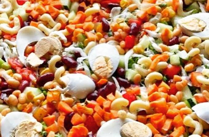 La recette classique de la salade nigériane est une salade très vivante. C'est coloré, riche en nutriments, très copieux et très savoureux. Je dois ajouter qu'il est suffisamment polyvalent pour être servi en petites portions comme apéritif ou comme plat principal copieux et qu'il est très facile à préparer. C'est littéralement un type de nourriture à tout faire. La salade nigériane classique Gardez à l'esprit que les légumes n'ont pas besoin d'être feuillus pour mériter un rôle dans le saladier. Cette délicieuse salade se compose de légumes crus et cuits, de pâtes, d'œufs et plus encore. Avec tous ces ingrédients, il est certain que cette Salade constitue un repas copieux à elle seule mais elle peut également être associée au Riz Jollof, au Riz Frit, au Poulet Frit et bien plus encore.