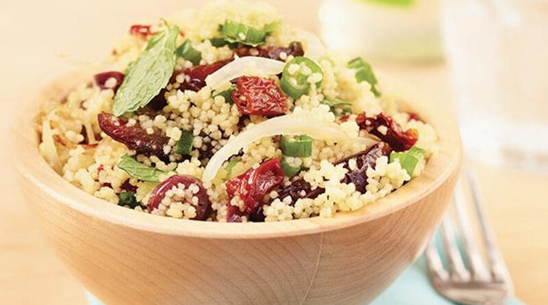 Salade de couscous méditerranéenne Salade de couscous méditerranéen avec une vinaigrette aux herbes fraîches au citron. De minuscules semoules de blé dur cuisent sur la cuisinière, puis sont mélangées à des légumes colorés, du fromage feta, des olives et des pois chiches. Un plat d'accompagnement sain qui a du croquant!