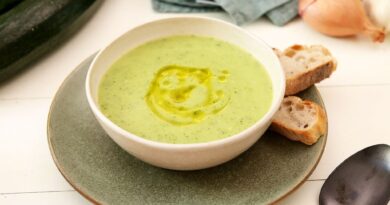 Soupe courgettes Nous préparons cette soupe de courgettes simple, crémeuse et sublimement soyeuse sans aucune crème.