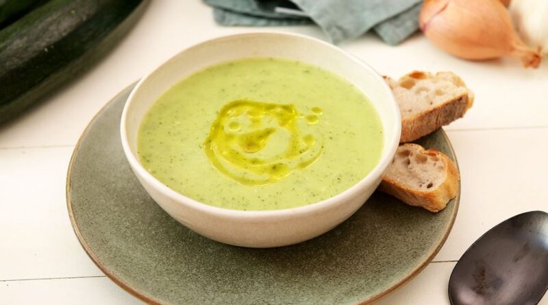 Soupe courgettes Nous préparons cette soupe de courgettes simple, crémeuse et sublimement soyeuse sans aucune crème.