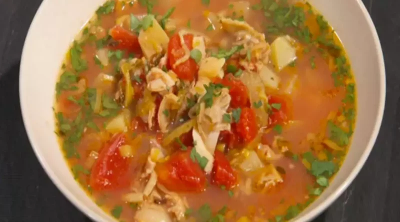 Soupe de poisson sicilienne Rempli de savoureux flétan, saumon et crevettes .Mettre de la courge musquée dans cette magnifique soupe de poisson mélangée donne une belle couleur et douceur.