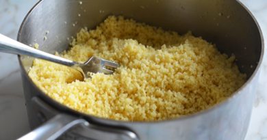 Le couscous est fabriqué à partir de petites boules de farine de semoule cuites à la vapeur. Bien que nous le considérions comme un grain, il s'agit en fait d'un type de pâtes. Le couscous est un plat nord-africain composé de petites boules de farine de semoule cuites à la vapeur. Bien que nous le considérions et le cuisinions comme un grain, le couscous est en fait un type de pâtes. C'est l'un des plats d'accompagnement les plus faciles, les plus rapides et les plus polyvalents que vous puissiez préparer. Et c'est particulièrement merveilleux avec des ragoûts ou des plats principaux en sauce. Selon la marque que vous achetez, vous constaterez qu'il existe des variations dans les proportions suggérées de liquide par rapport au couscous.
