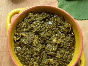 Sauce Feuille de Manioc Vous cherchez une recette facile de feuilles de manioc? Eh bien, j'en ai un délicieux avec un tutoriel étape par étape avec des images ici. Vous ne croirez pas à quel point cette sauce aux feuilles de manioc (Saka Saka, sauce Palava) est bonne !!! Convient aux personnes suivant un régime sans gluten. La sauce aux feuilles de manioc (ou simplement les feuilles de manioc ou la sauce palava) est un plat avec lequel tout le monde en Sierra Leone aura grandi. En fait, il en sera de même pour les Libériens, les Guinéens et même les Congolais (qui l'appellent Saka-Saka ou Mpondu).