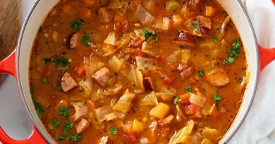 La soupe aux choux est la soupe aux légumes savoureuse PARFAITE faite avec du chou, des tomates, des carottes, du céleri et des épices, prête en moins de 45 minutes ! Quand il fait froid dehors, notre cuisine réchauffe les choses avec le rôti de bœuf à la mijoteuse ultime, la soupe de bœuf aux légumes à la mijoteuse et le ragoût de bœuf à la mijoteuse ultime !