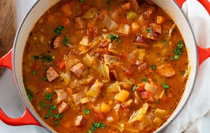 La soupe aux choux est la soupe aux légumes savoureuse PARFAITE faite avec du chou, des tomates, des carottes, du céleri et des épices, prête en moins de 45 minutes ! Quand il fait froid dehors, notre cuisine réchauffe les choses avec le rôti de bœuf à la mijoteuse ultime, la soupe de bœuf aux légumes à la mijoteuse et le ragoût de bœuf à la mijoteuse ultime !