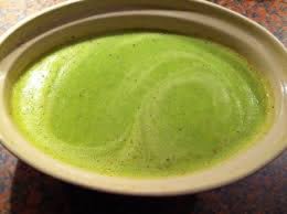 Soupe courgettes Nous préparons cette soupe de courgettes simple, crémeuse et sublimement soyeuse sans aucune crème.