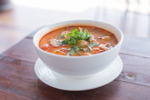 Soupe de poisson sicilienne Rempli de savoureux flétan, saumon et crevettes .Mettre de la courge musquée dans cette magnifique soupe de poisson mélangée donne une belle couleur et douceur.